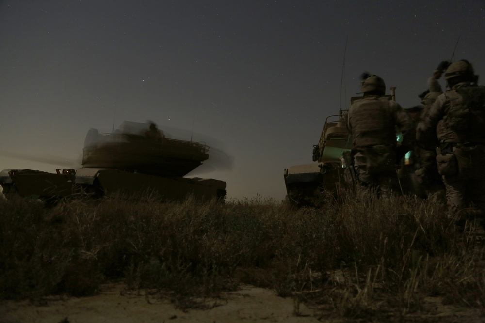 Iraqi soldiers practice M1 Abrams night driving