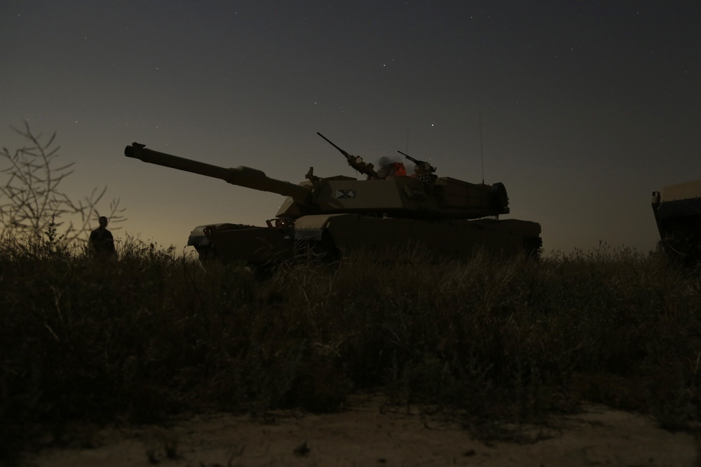 Iraqi soldiers practice M1 Abrams night driving