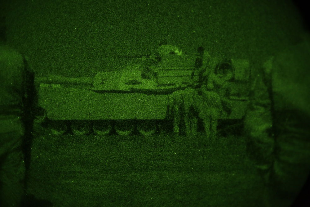 Iraqi soldiers practice M1 Abrams night driving