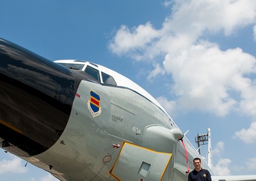 Former 390th Airman returns, shares experience with new generation