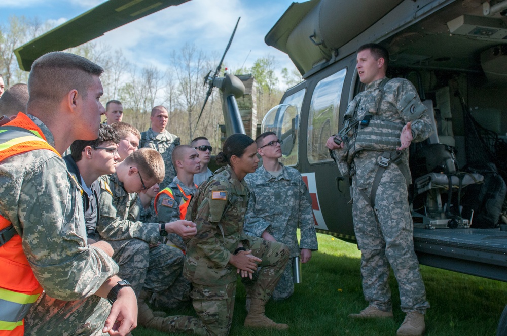 HH-60M Black Hawk Helicopter Crew Chief Briefs Soldiers