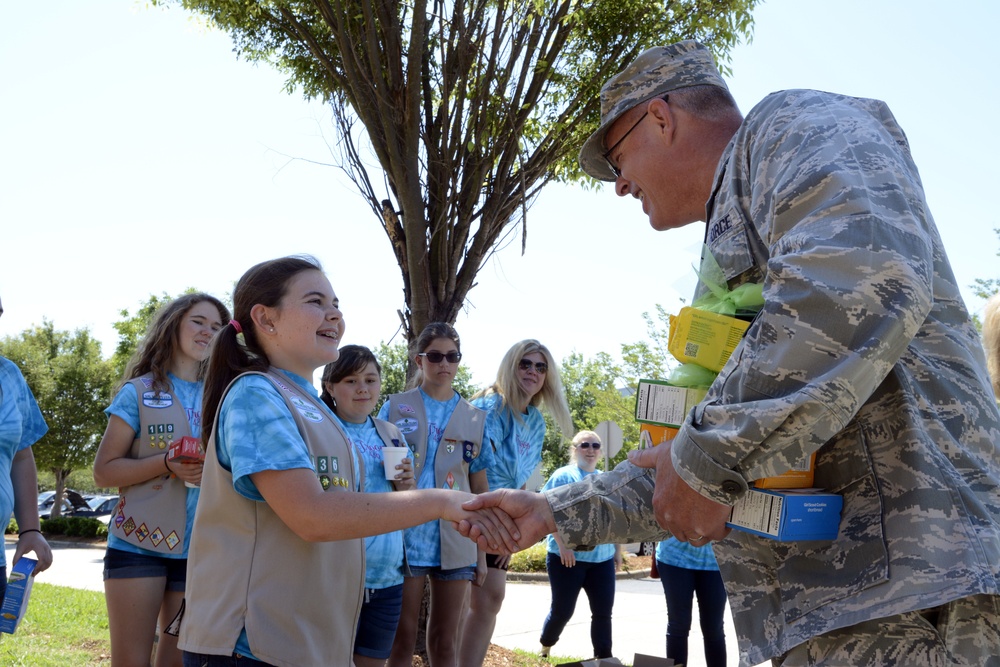 Girl Scout Troop Gives Thanks