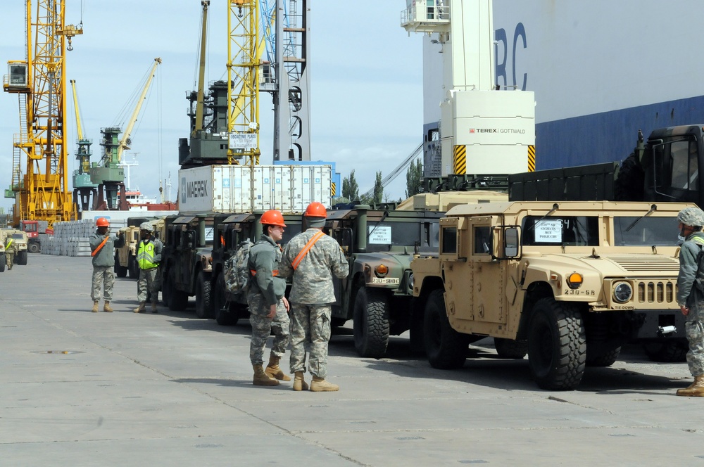 Active Army and Army Reserve Soldiers partner to help forces move into Poland for Anakonda 16.
