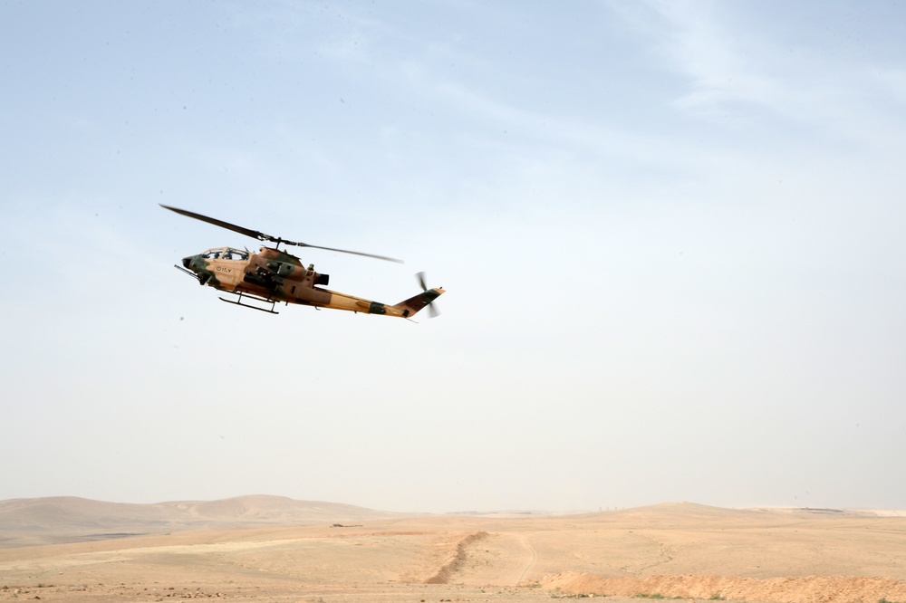 Jordanian Armed Forces and US Marines direct Cobra Gunships during Eager Lion 16