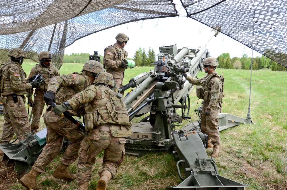 US, Estonia Soldiers make some noise