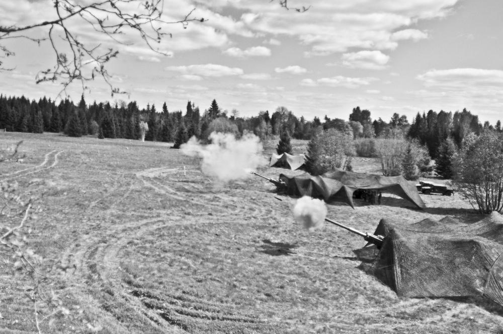 US, Estonia Soldiers make some noise