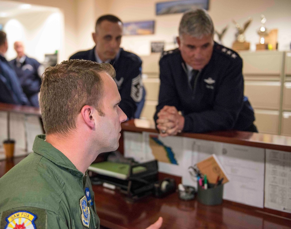 18 AF commander visits 'Air Force One' wing