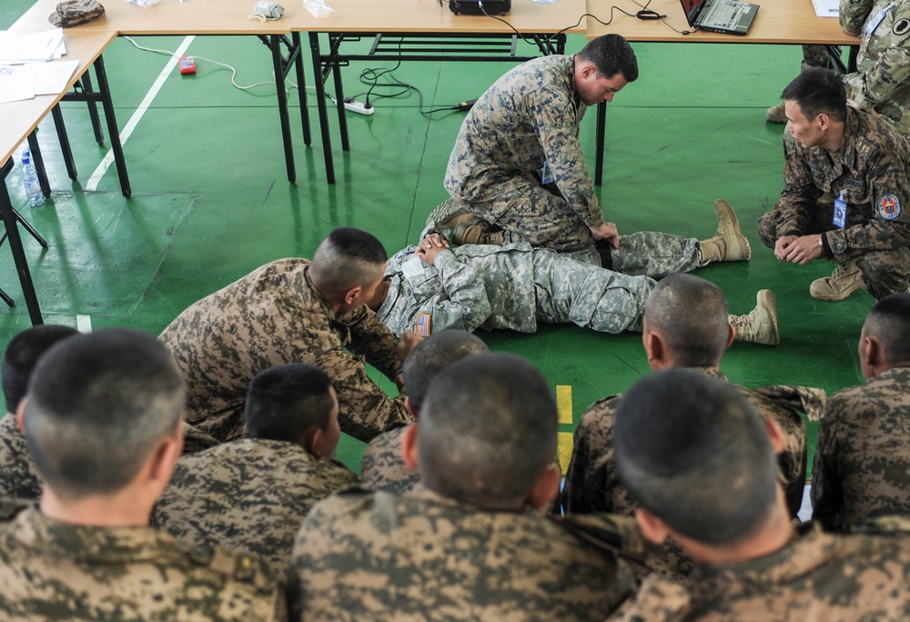 U.S. Sailors, Soldiers teach combat medical care course at Khaan Quest 2016.