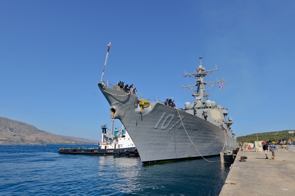 USS Gravely (DDG 107) arrives in Souda Bay, Greece