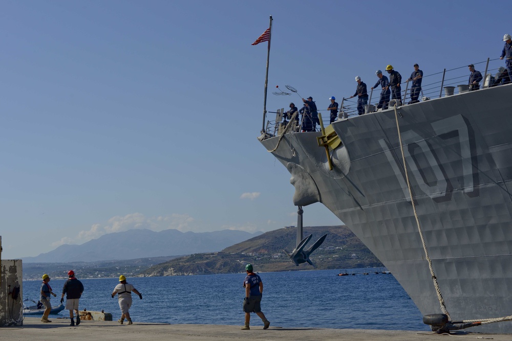 USS Gravely (DDG 107) arrives in Souda Bay, Greece