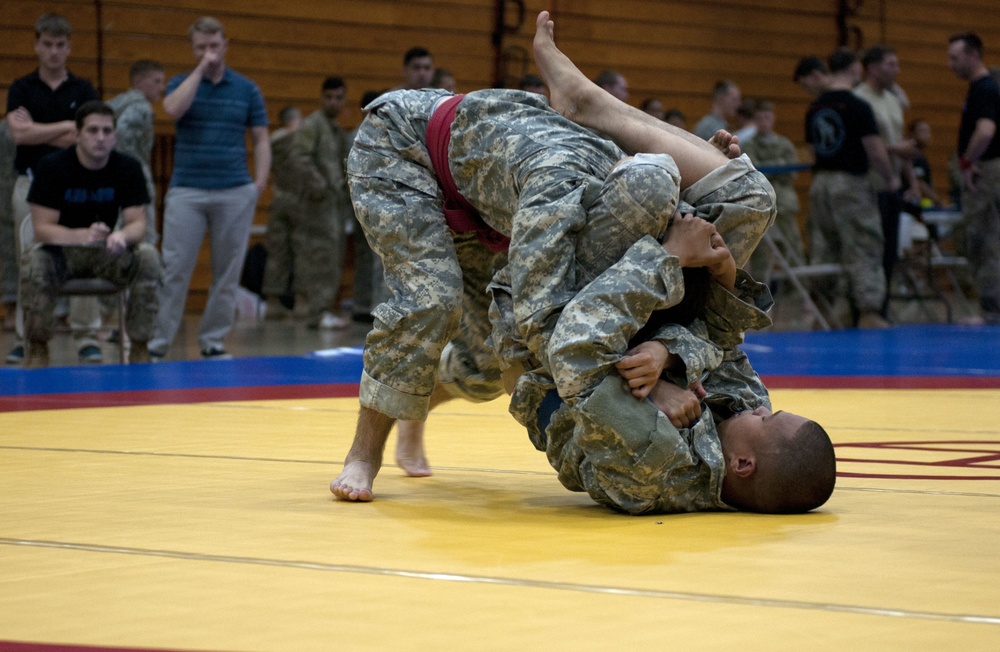 Paratroopers face-off during All American Week 2016 Combatives Tournament