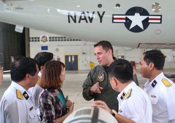 Vietnam delegates visit Hawaii Marines