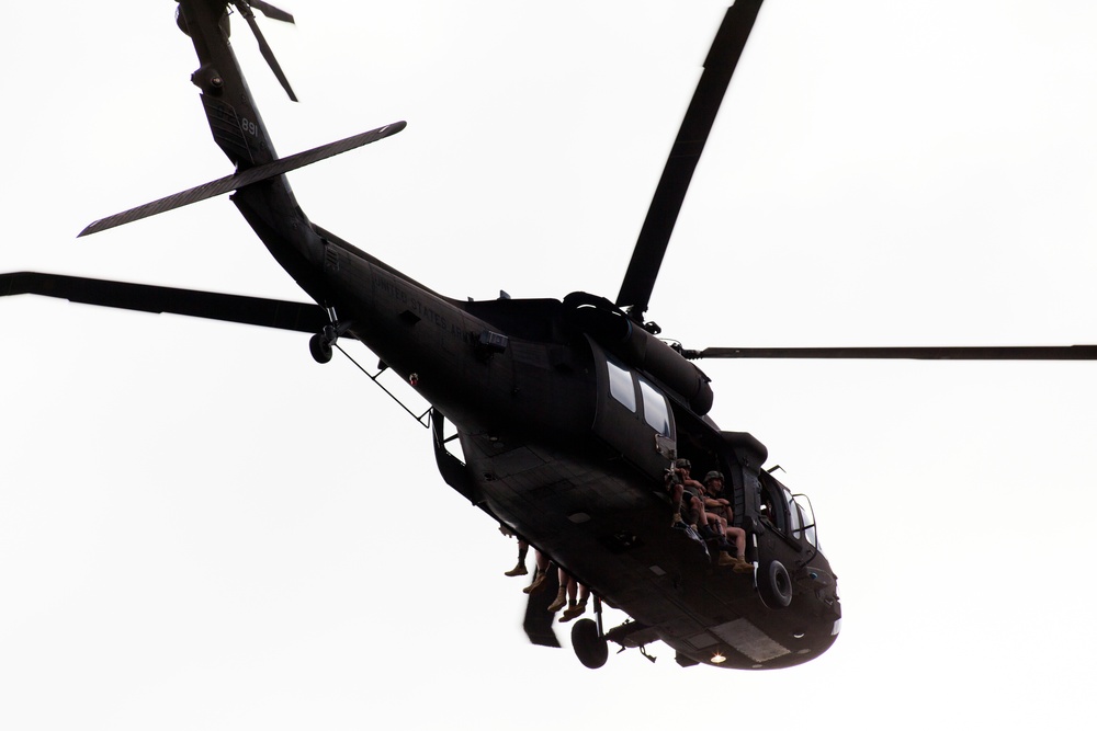 U.S. Army Rangers parachute Into Lake Lanier