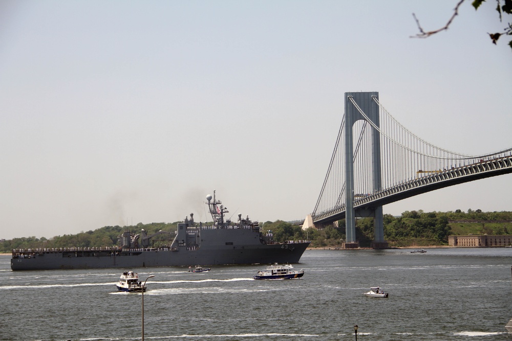USS McHenry sailors arrive at NYC Fleet Week