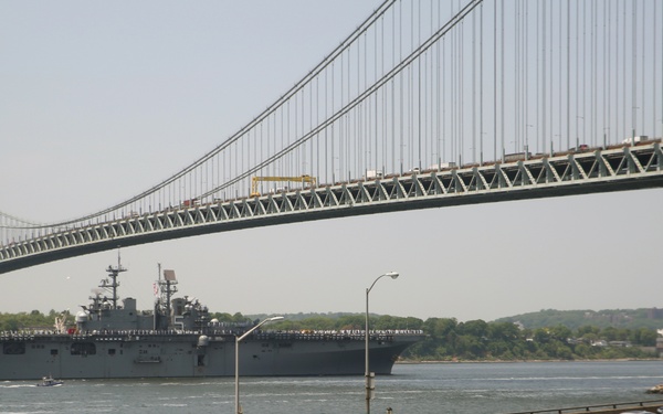 Fleet Week 2016, Selfie with a Marine, Semper Fi Selfie, U.S. Navy, U.S. Marine Corps, Marine, Big Apple, Fleet on Fleek, New York City, Marines, Parade of Ships, Fort Hamilton