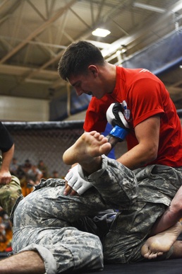 Paratroopers face-off during All American Week 2016 Combatives Tournament finals
