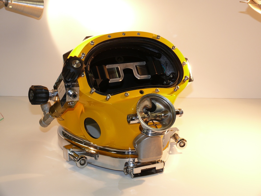 Navy Engineers Develop Futuristic Next Generation HUD for Diving Helmets