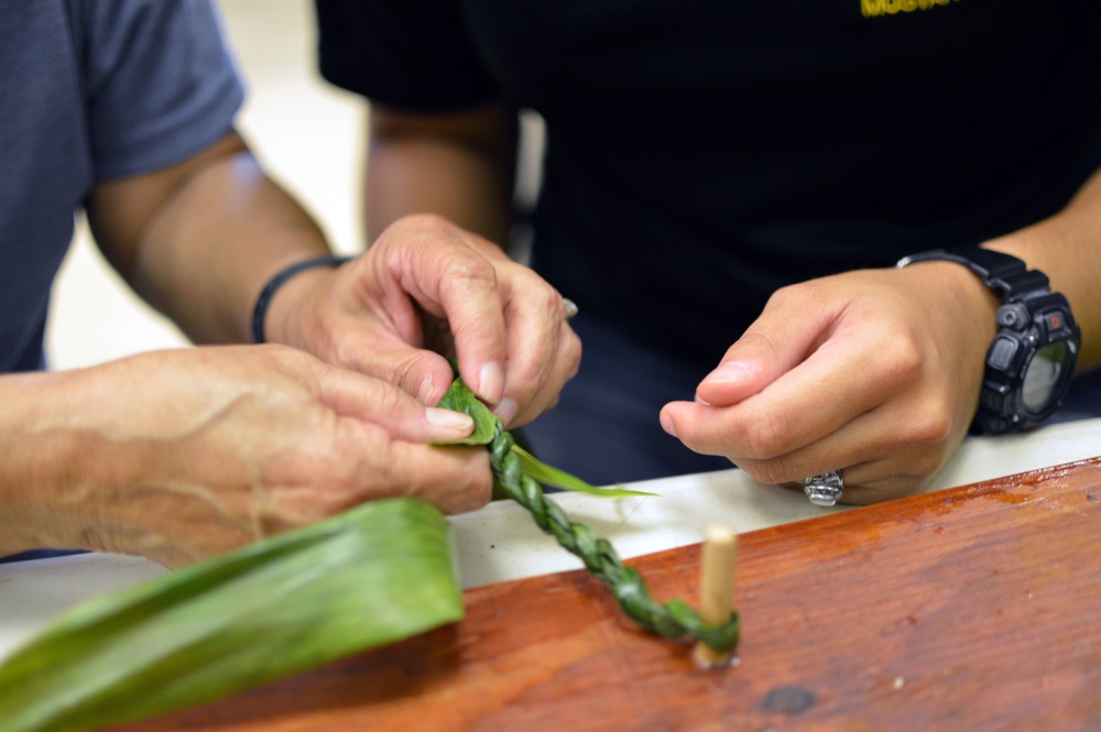 'Bronco' Soldiers, Wahiawa Rainbow Seniors make Memorial Day leis