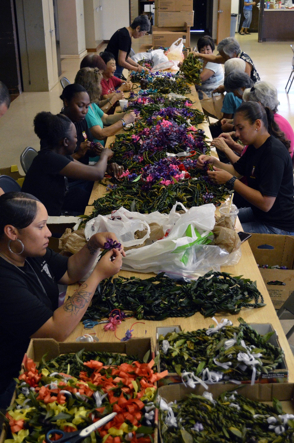 'Bronco' Soldiers, Wahiawa Rainbow Seniors make Memorial Day leis