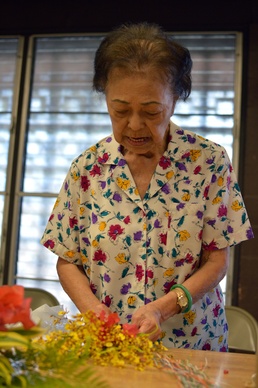 'Bronco' Soldiers, Wahiawa Rainbow Seniors make Memorial Day leis