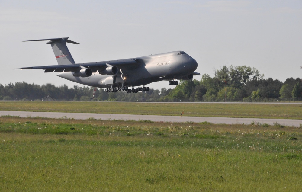Largest U.S. military transport aircraft makes historic landing in Poland for Anakonda 16