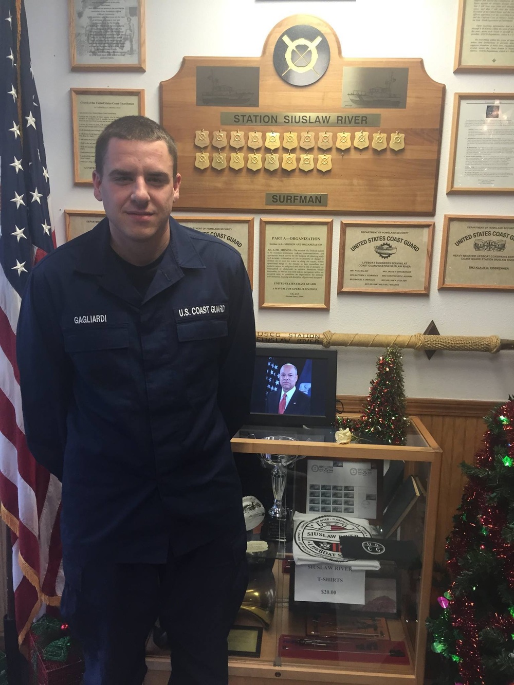 Off-duty Coast Guardsman rescues 2 children from surf near Siuslaw River, Ore.