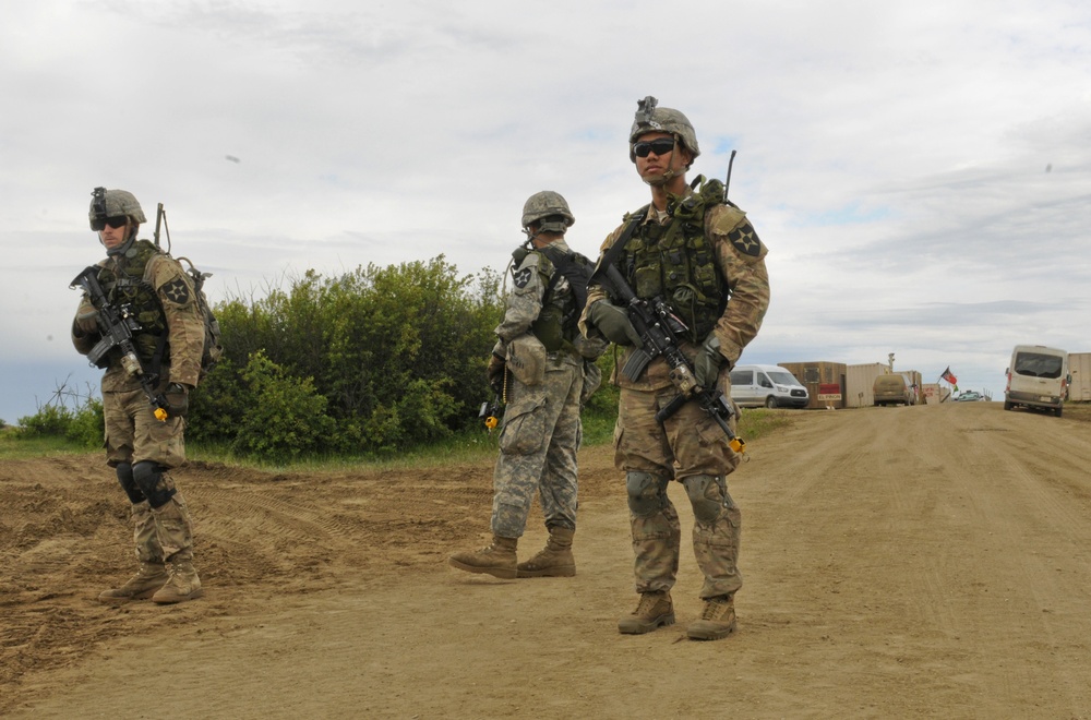 Service members work together to accomplish the mission at Exercise Maple Resolve 16