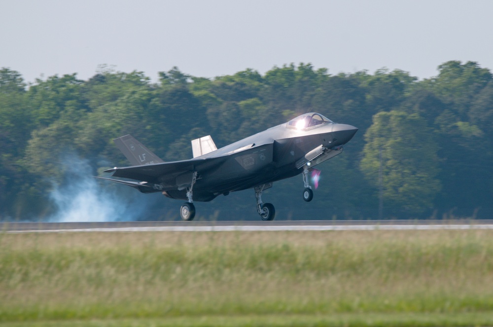 F-35 Lightining II touches down at ACY