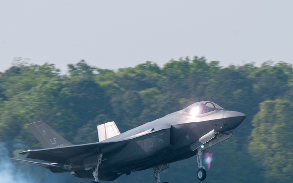 F-35 Lightining II touches down at ACY
