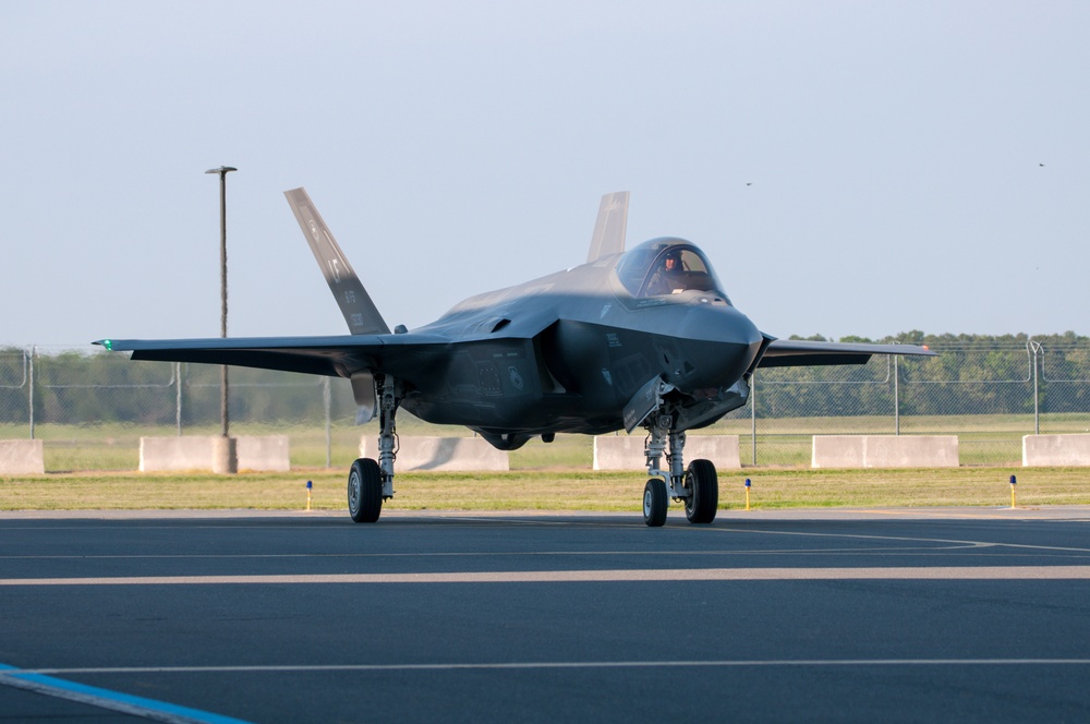 F-35 Lightining II taxis at ACY