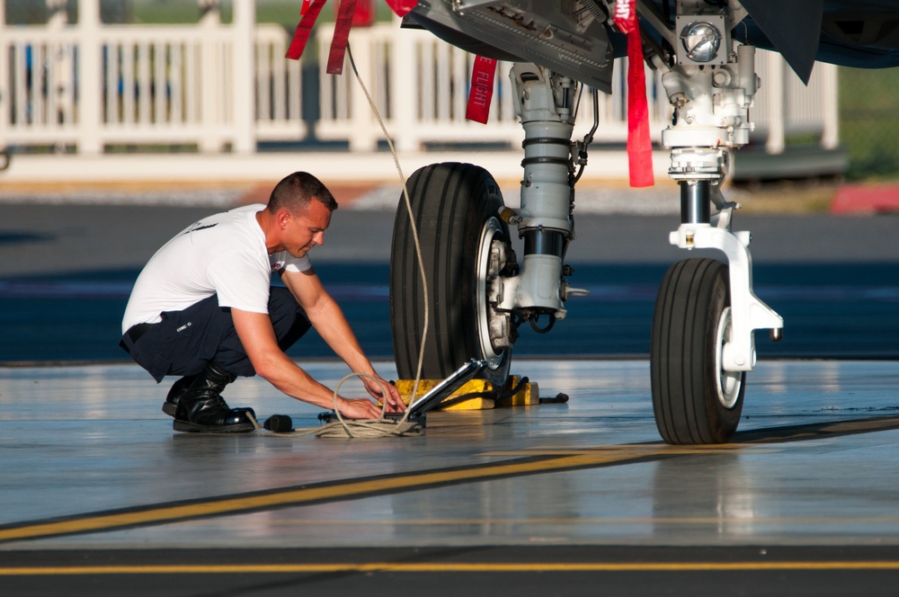 F-35 Lightining II diagnostics with a laptop