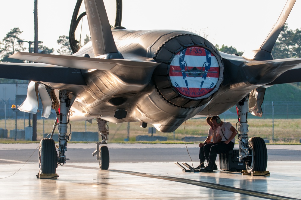 F-35 Lightining II diagnostics with a laptop