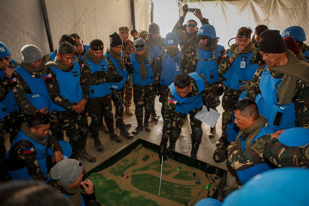 Service members with the Armed Forces of the Philippines conduct lane training during Khaan Quest 2016