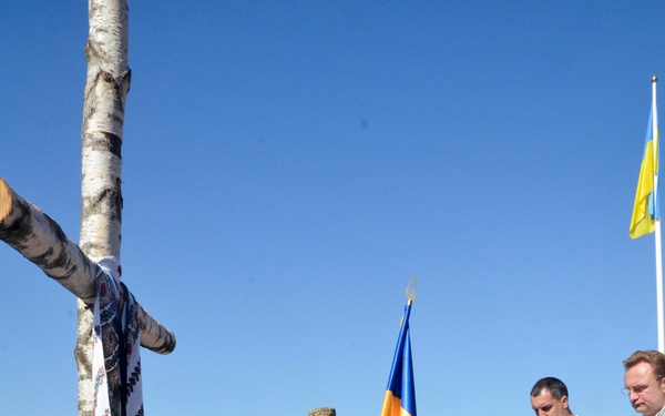 Lt. Gen. Ben Hodges places roses at the Ukrainian ATO memorial