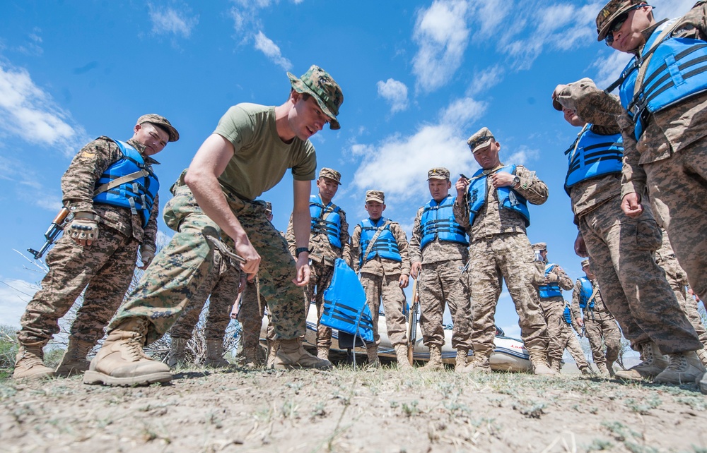U.S. Marines, Mongolian soldiers conduct small boat riverine training course during Khaan Quest 2016.