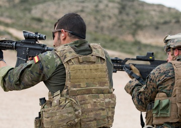U.S. Marines &amp; Spanish SOF hone shooting skills