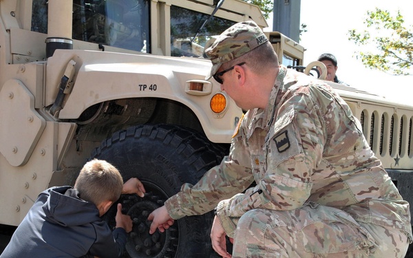 Reserve Soldiers help raise military awareness at 2016 Milwaukee Armed Forces Day