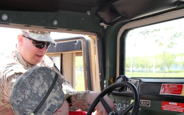 Reserve Soldiers help raise military awareness at 2016 Milwaukee Armed Forces Day