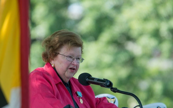 Sen. Barbara Mikulski receives a Coast Guard Distinguished Public Service Award