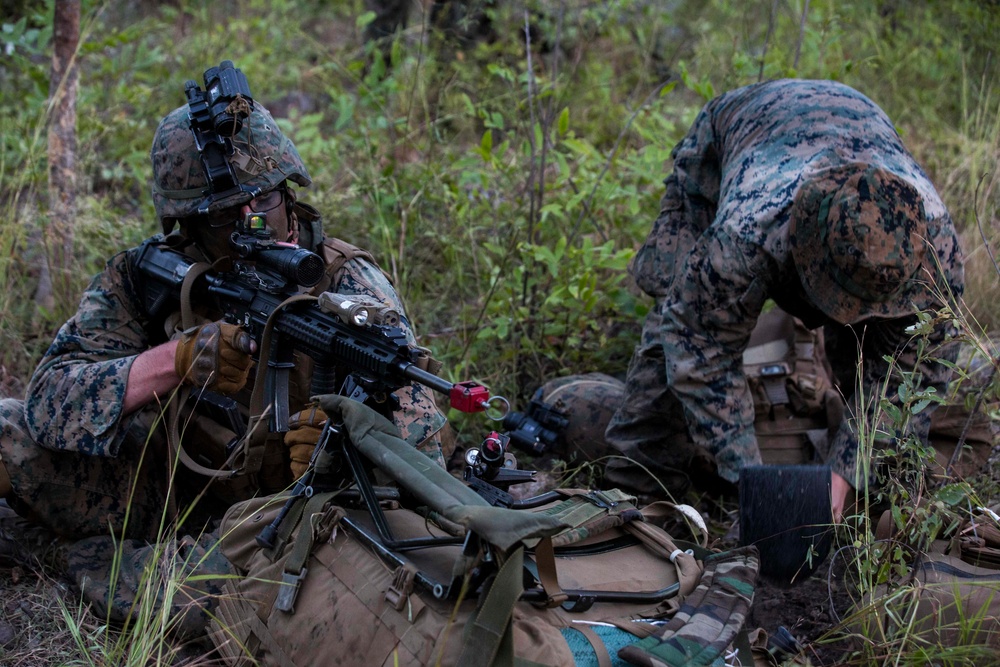 U.S. Marines and Australian Army prepare defensive position