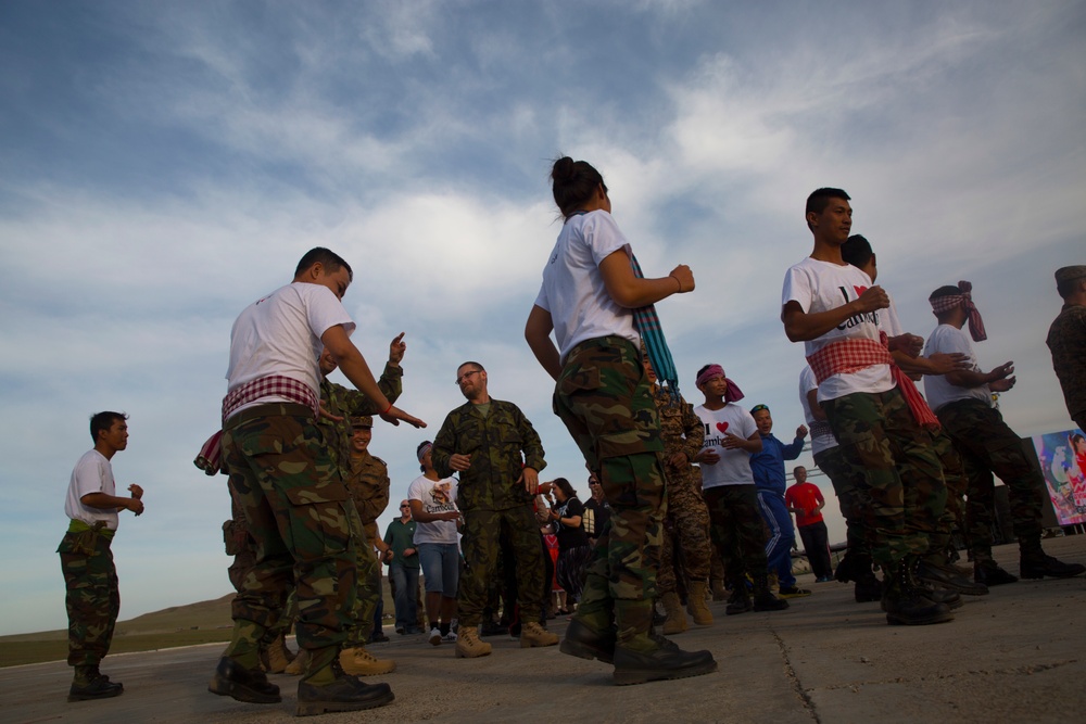 Khaan Quest 2016: Members of Armed Forces of the Czech Republic, Royal Cambodian Army share culture through performing arts
