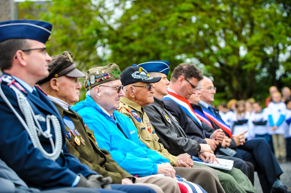 Soldiers, Airmen pay respect in Picauville