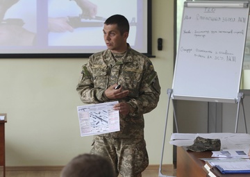 Ukrainian soldiers complete basic instructor course