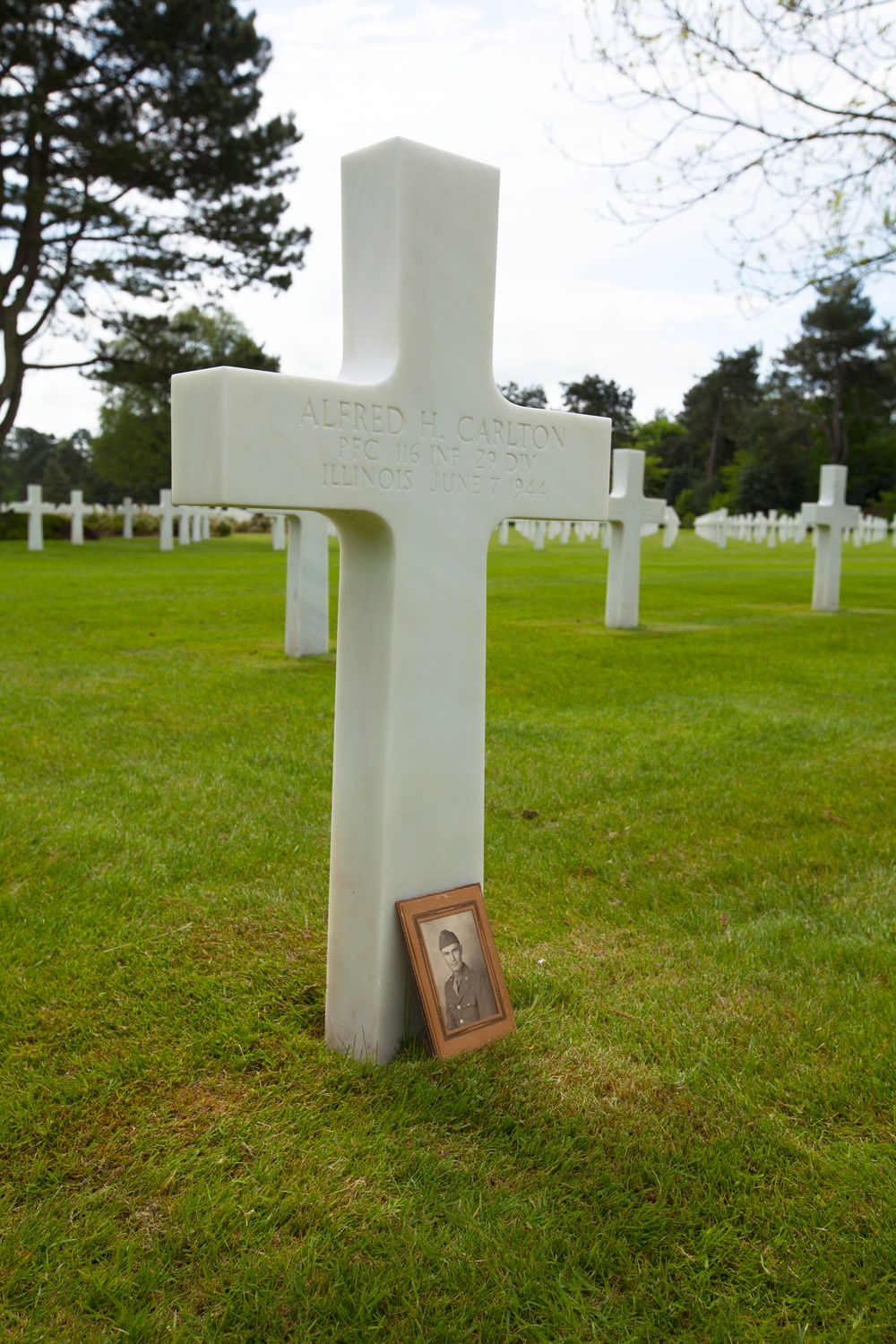 Marine visits gravesite of WWII family hero