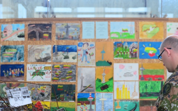 NATO troops visit Seimas Palace