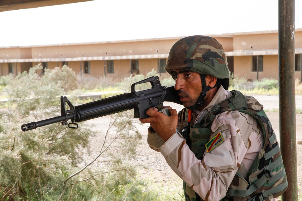 Iraqi soldiers conduct final training exercise