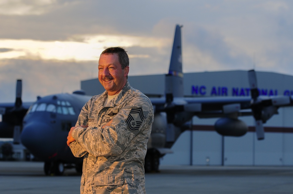 145th Airlift Wing Commander presents the Mishap-Free Flying Hour Milestone Award