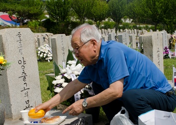 South Koreans honor Korean Memorial Day