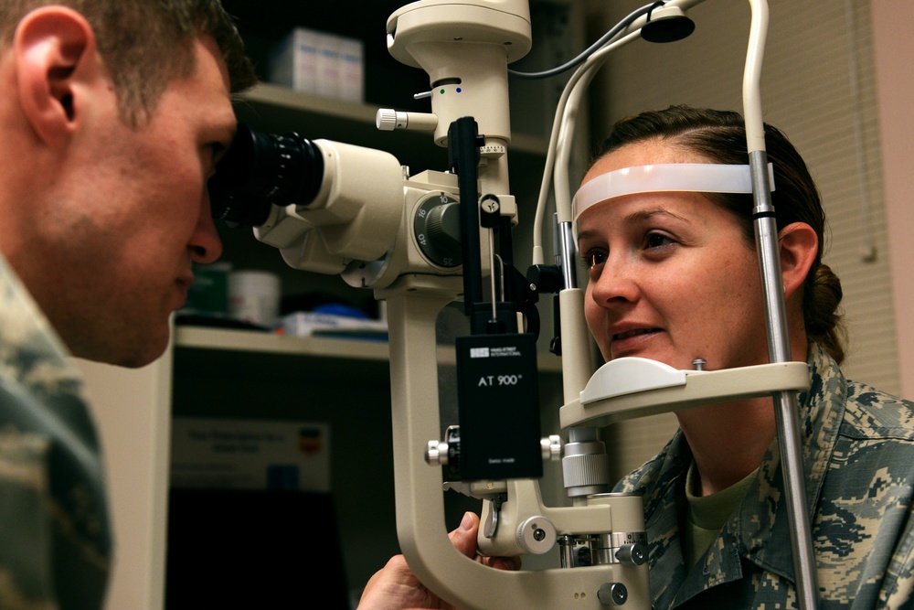 DVIDS - Images - Optometry keeps an eye on Airmen [Image 5 of 6]