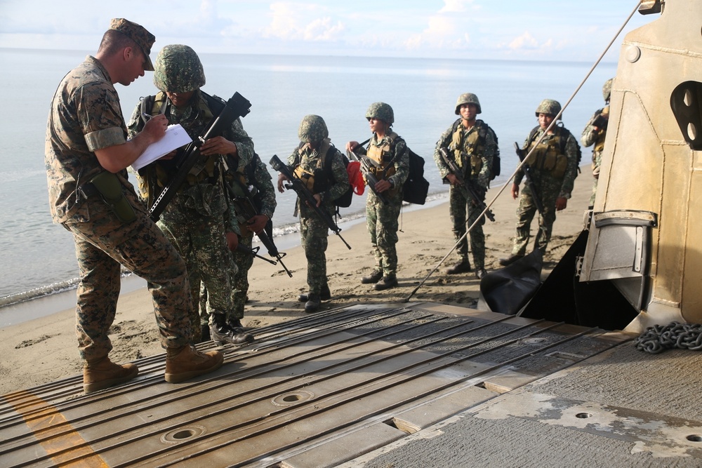 U.S. SAILORS AND MARINES TRAIN WITH PHILLIPINE MARINES CORPS